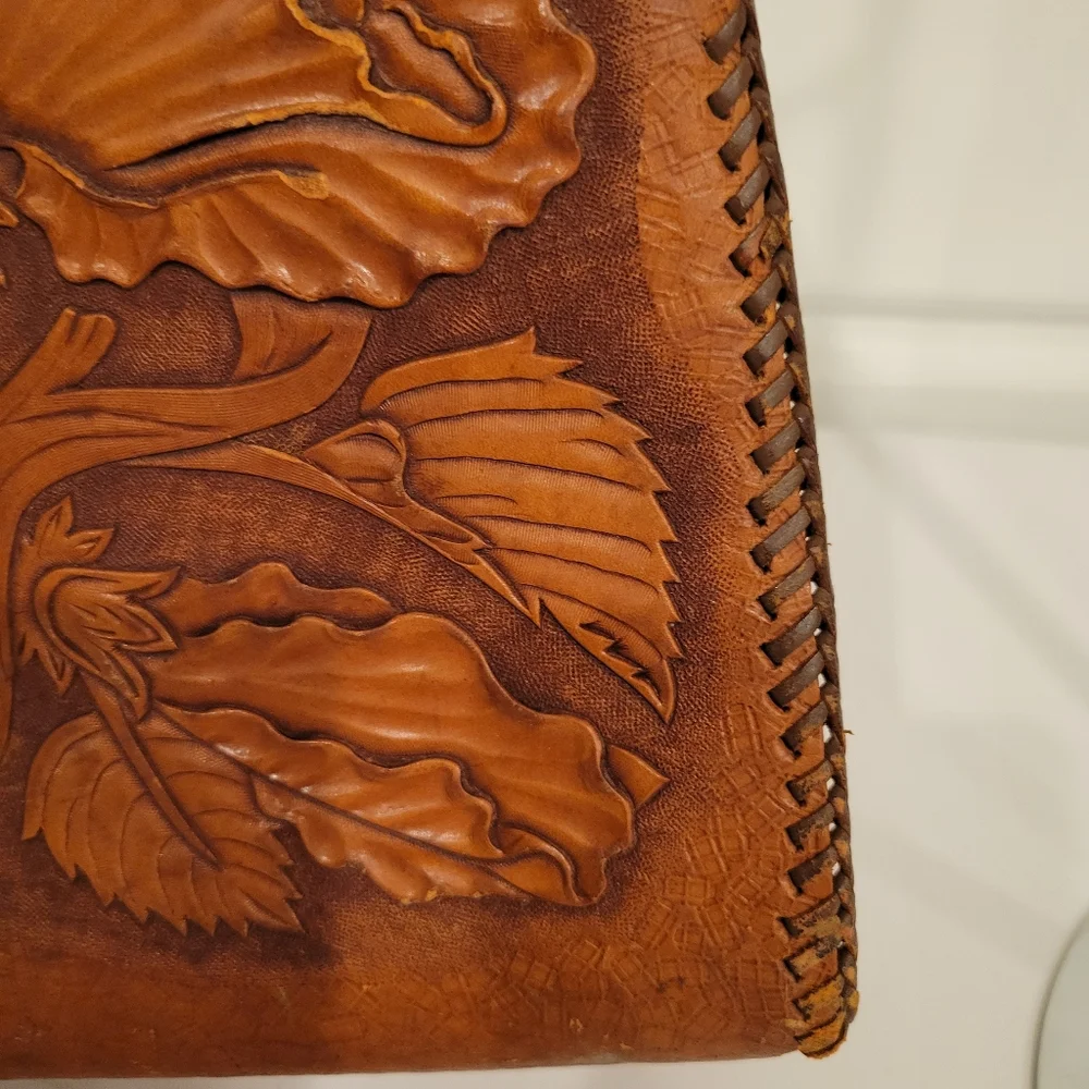 VINTAGE LEATHER HAND TOOLED PURSE WITH SUEDE INTERIOR. BRASS HARDWARE - Picture 5 of 15